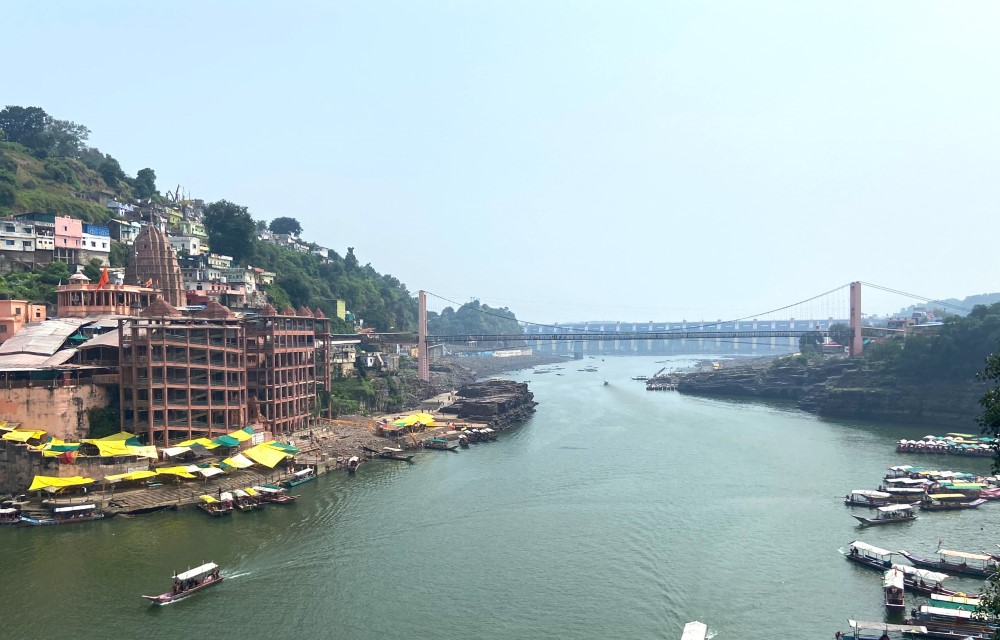 Omkareshwar Bridge – 250 meters (3–4 min walk)