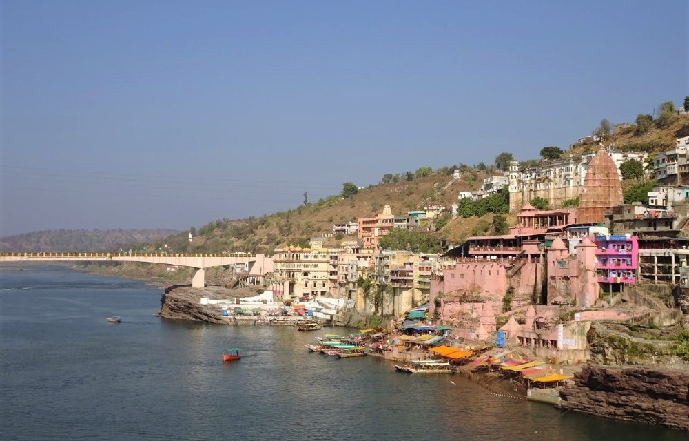 Narmada River Ghat – 200 meters (2–3 min walk)