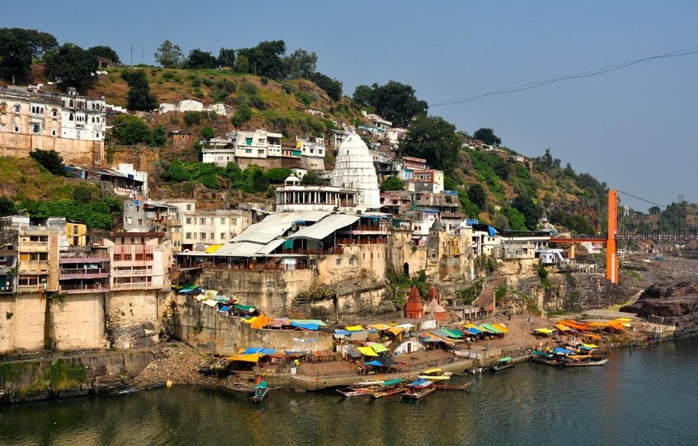 Omkareshwar Jyotirling Temple – 500 meters (5–10 min walk)