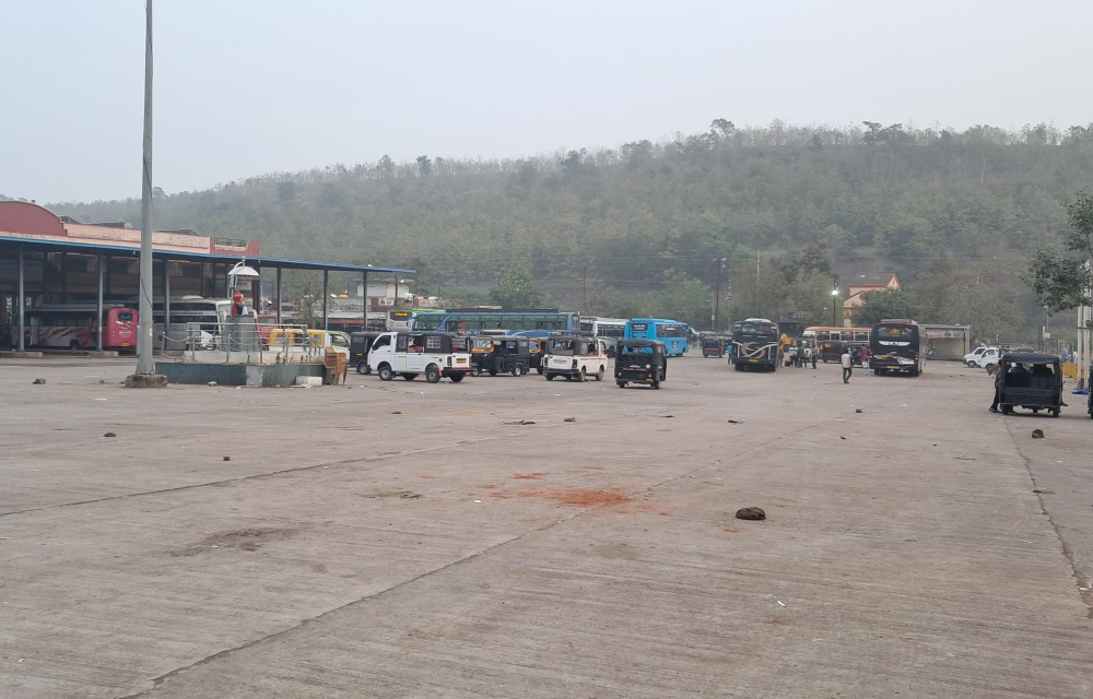 New Bus Stand, Omkareshwar – 1.5 km (5–7 min drive)