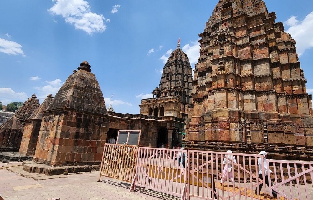 Mamleshwar Temple – 500 meters (5–10 min walk)